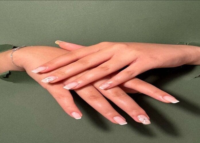 تصميم أظافر فرنسي أنيق يبرز في Repose Nail Spa بالرياض، منطقة الرياض، SA.