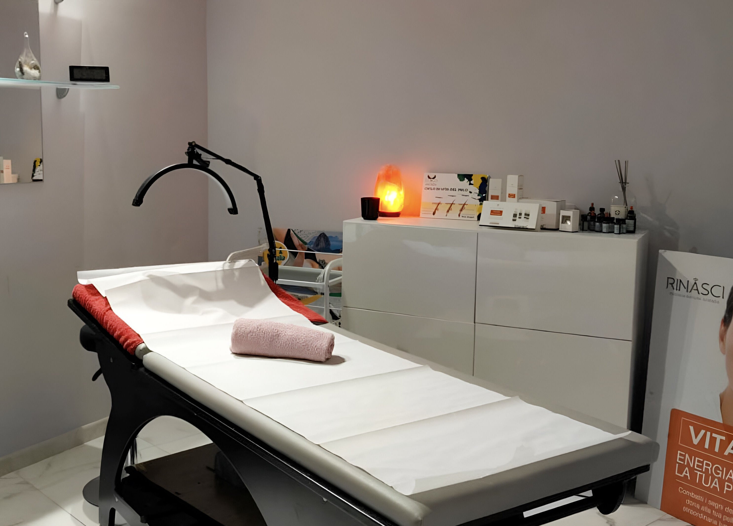 Stanza di trattamento a Elixir - Estetica & Beauty, Firenze, Toscana, IT, con letto massaggio e decorazioni.
