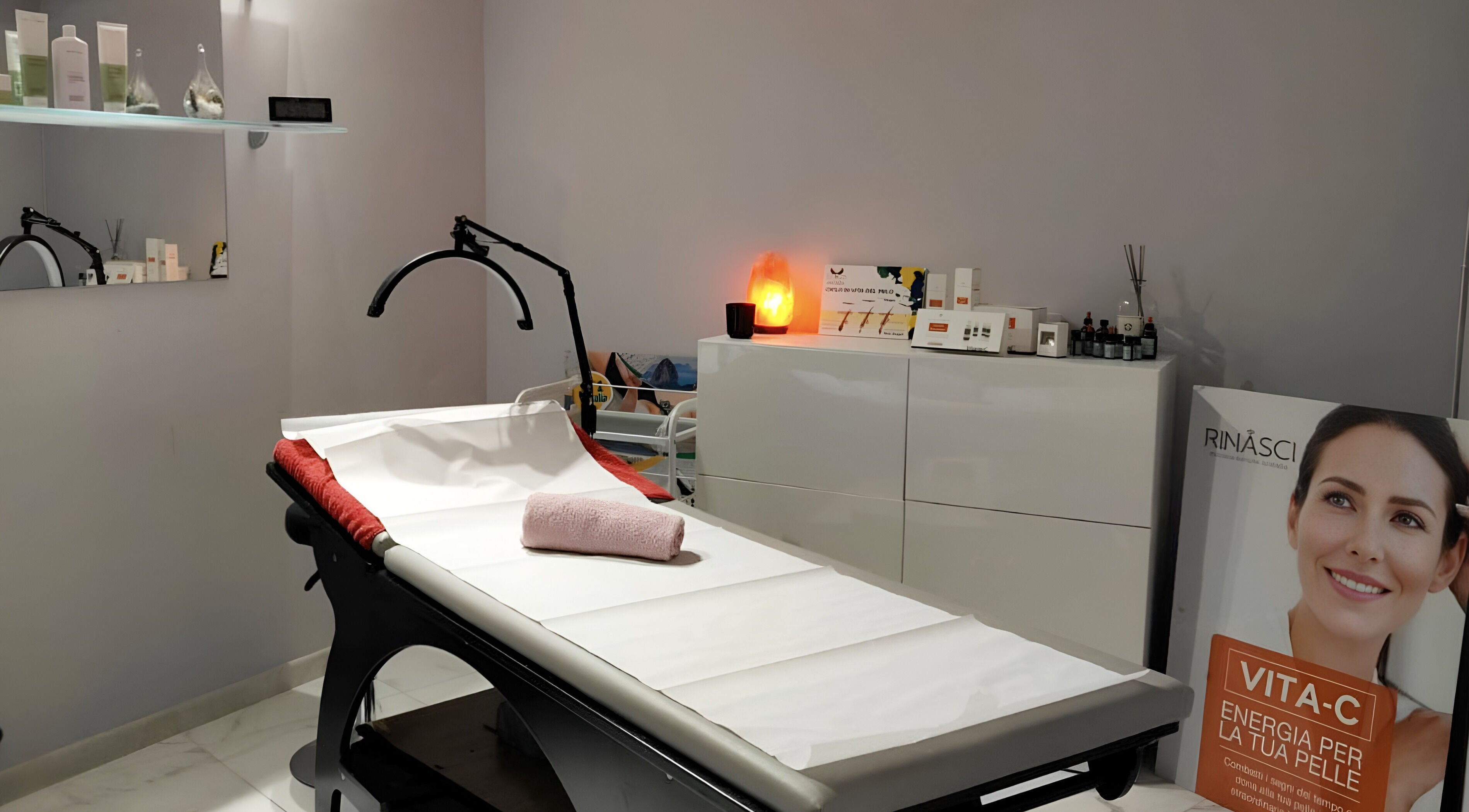 Stanza di trattamento a Elixir - Estetica & Beauty, Firenze, Toscana, IT, con letto massaggio e decorazioni.