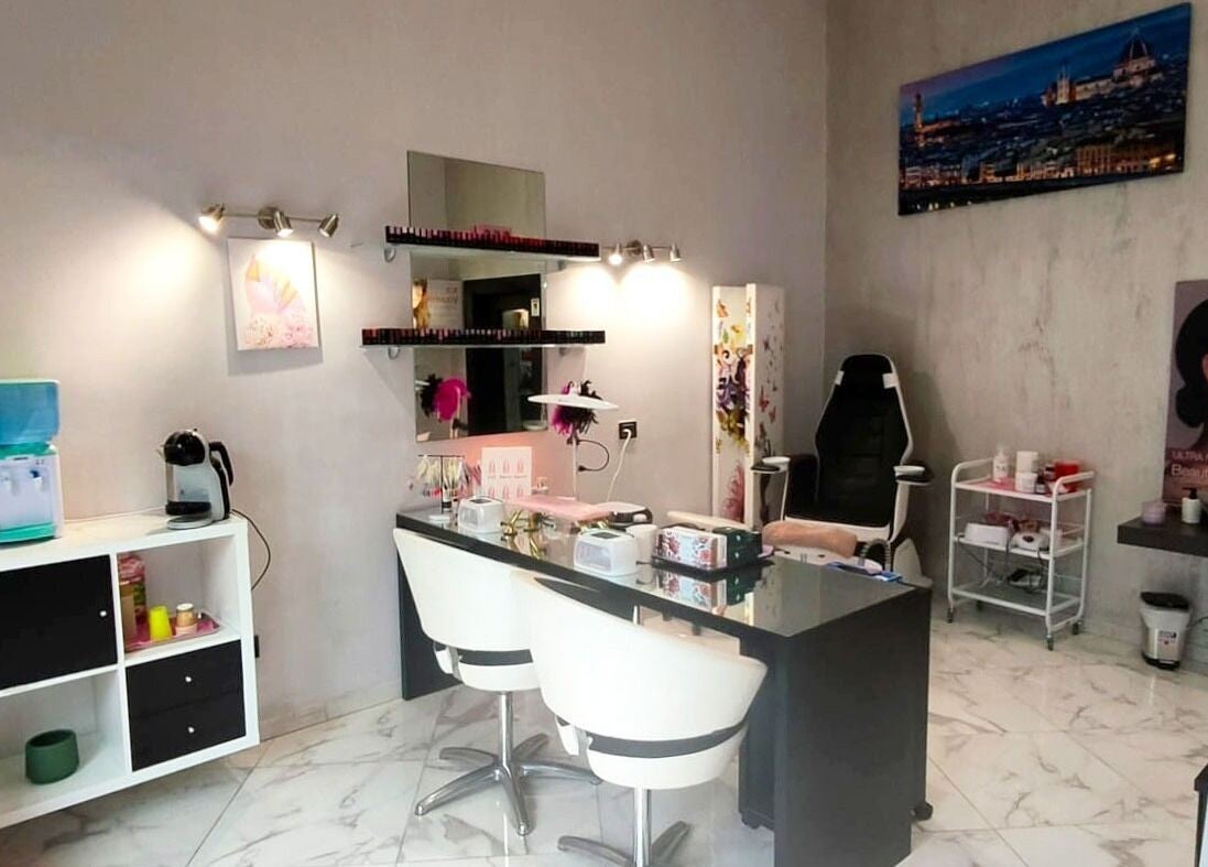 Interno moderno di Elixir - Estetica & Beauty, Firenze, Toscana, IT, con design elegante e arredi raffinati.