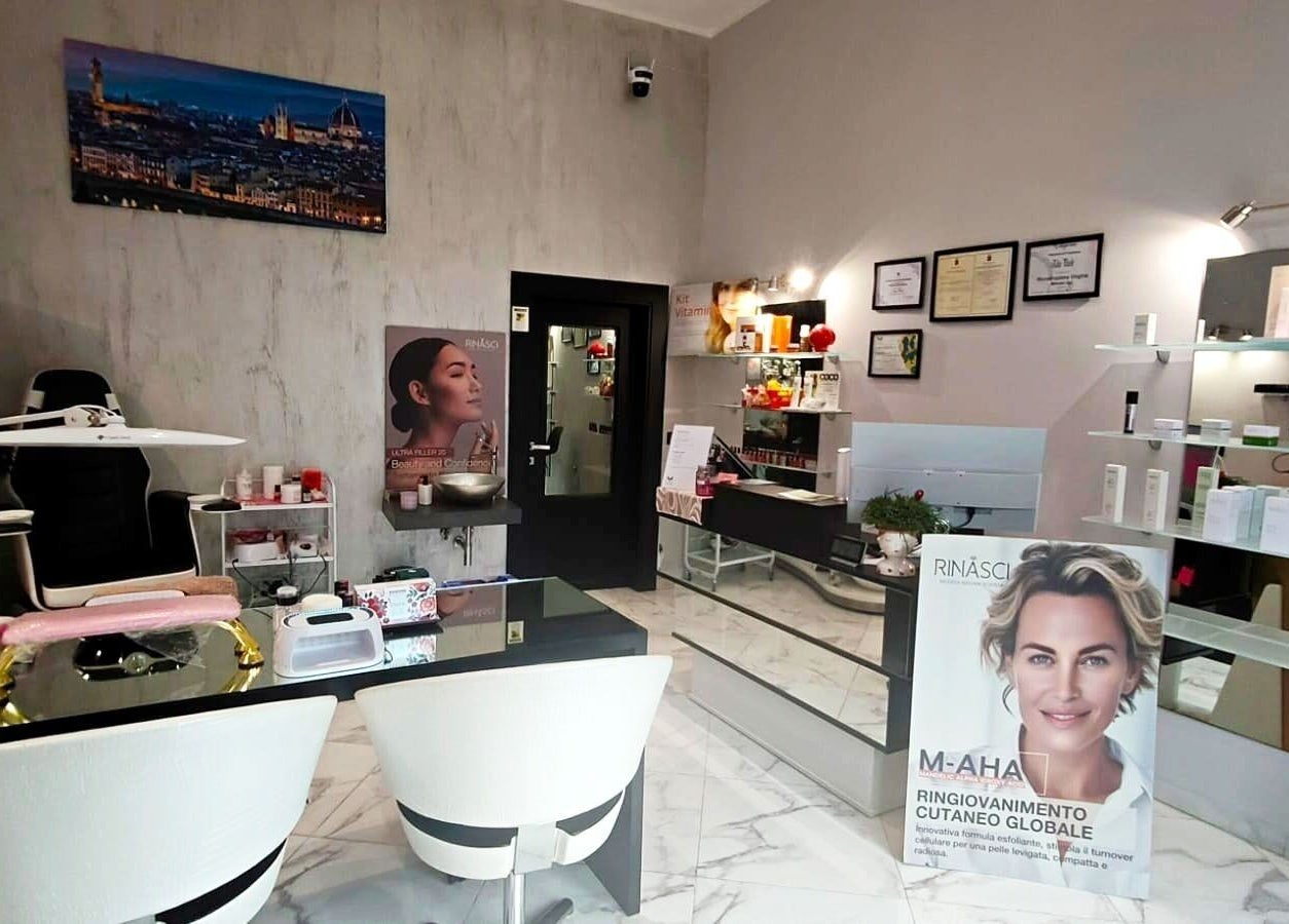 Interno di Elixir - Estetica & Beauty a Firenze, Toscana, IT con arredi moderni e prodotti di bellezza.