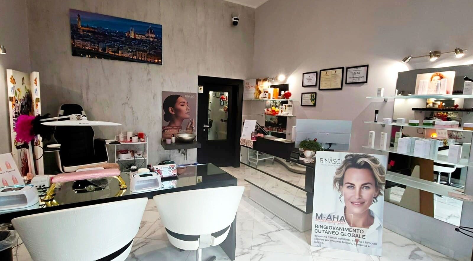 Interno di Elixir - Estetica & Beauty a Firenze, Toscana, IT con arredi moderni e prodotti di bellezza.
