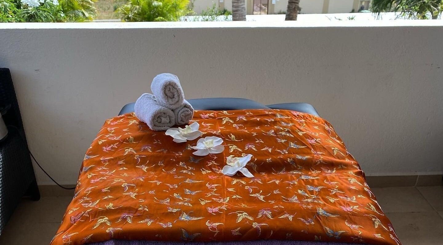 Masseertafel met bloemen en handdoeken bij Pura Vida by Johanny, Willemstad, Curaçao, CW.