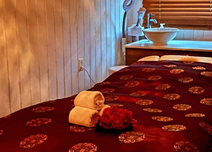 Ontspannende massagekamer bij Pura Vida by Johanny, Willemstad, Curaçao, CW met luxe handdoeken en decor.