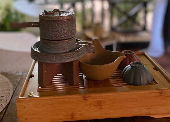 Traditionele theeceremonieset bij Pura Vida by Johanny, Willemstad, Curaçao, CW, perfect voor ontspanning.