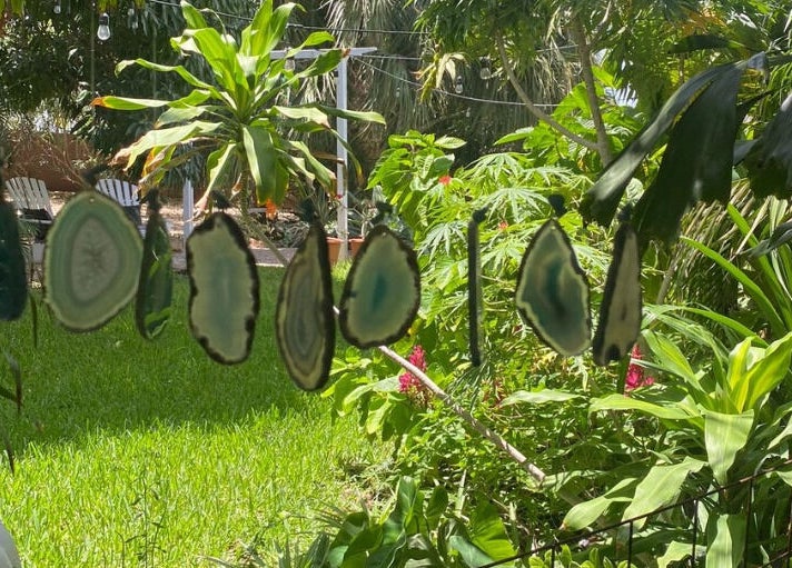 Decoratieve kristallen in de tuin van Pura Vida by Johanny, Willemstad, Curaçao, CW stralen in zonlicht.