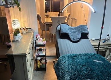 Cozy beauty treatment room at 888 Beauty by Jess, Ellesmere Port, England, GB with plush seating and soft lighting.