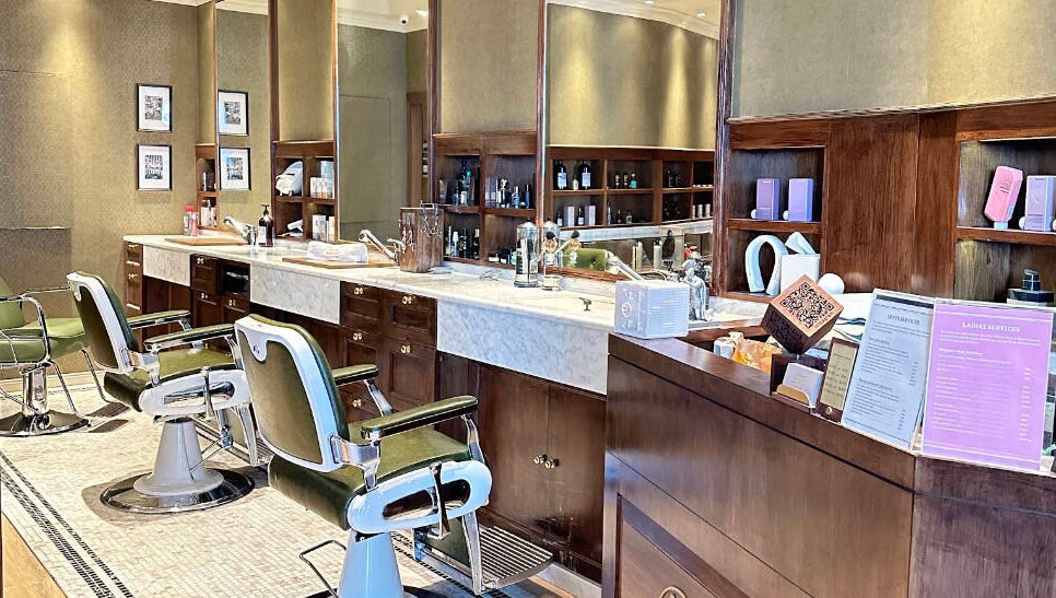 Elegant interior of Barberia Milanese in 九龍, HK with stylish barber chairs and modern decor.