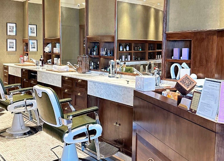 Elegant interior of Barberia Milanese in 九龍, HK with stylish barber chairs and modern decor.