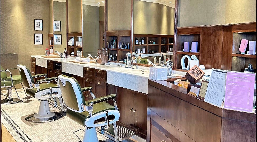 Elegant interior of Barberia Milanese in 九龍, HK with stylish barber chairs and modern decor.