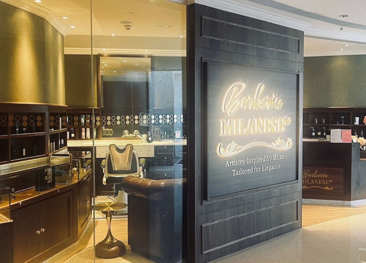 Interior of Barberia Milanese in 九龍, 九龍, HK showcasing luxury barber chairs and elegant decor.