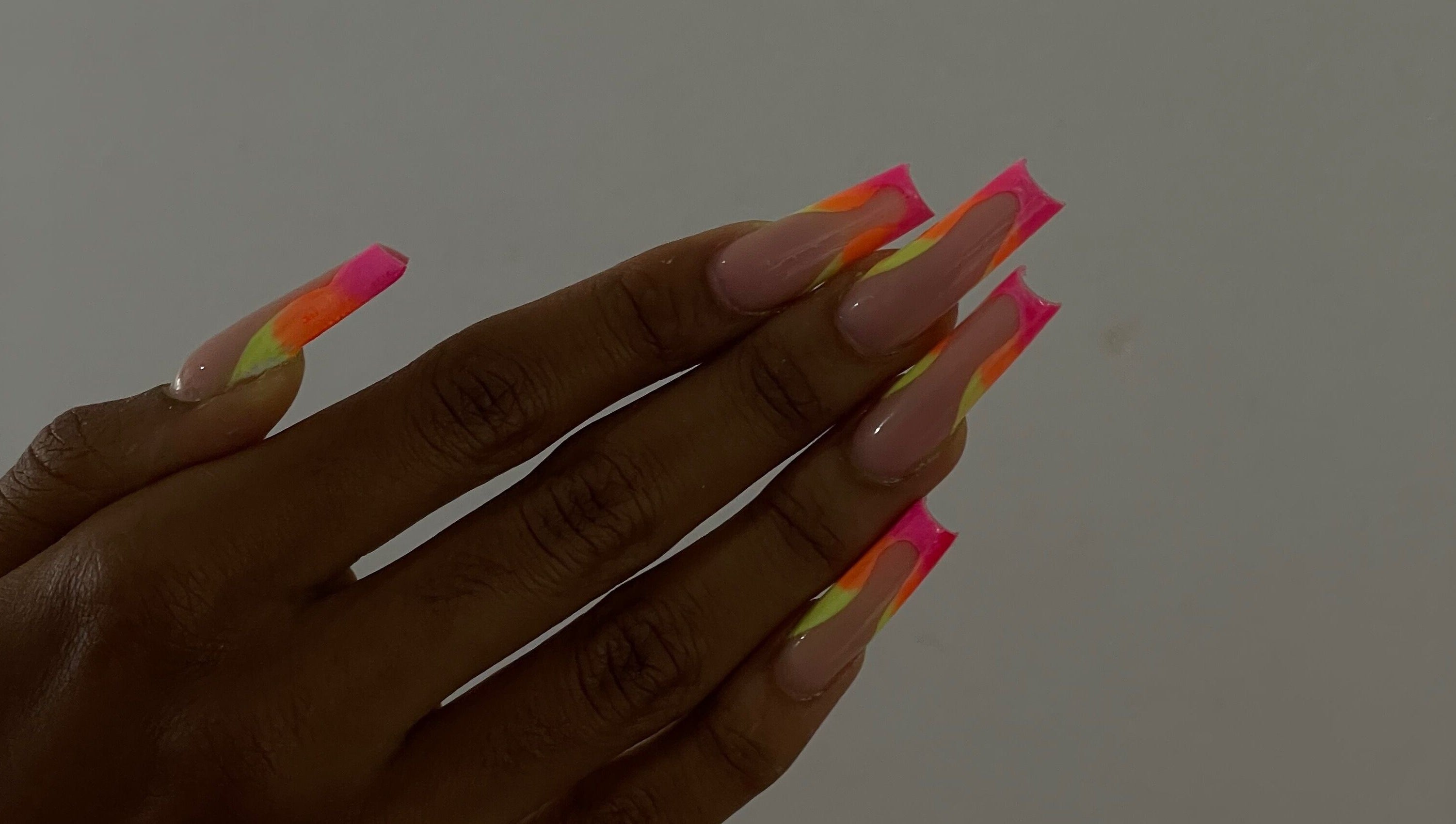 Ongles néon vibrants à MayNailsAddict, Petit-bourg, Basse-terre, GP. Design moderne et coloré.