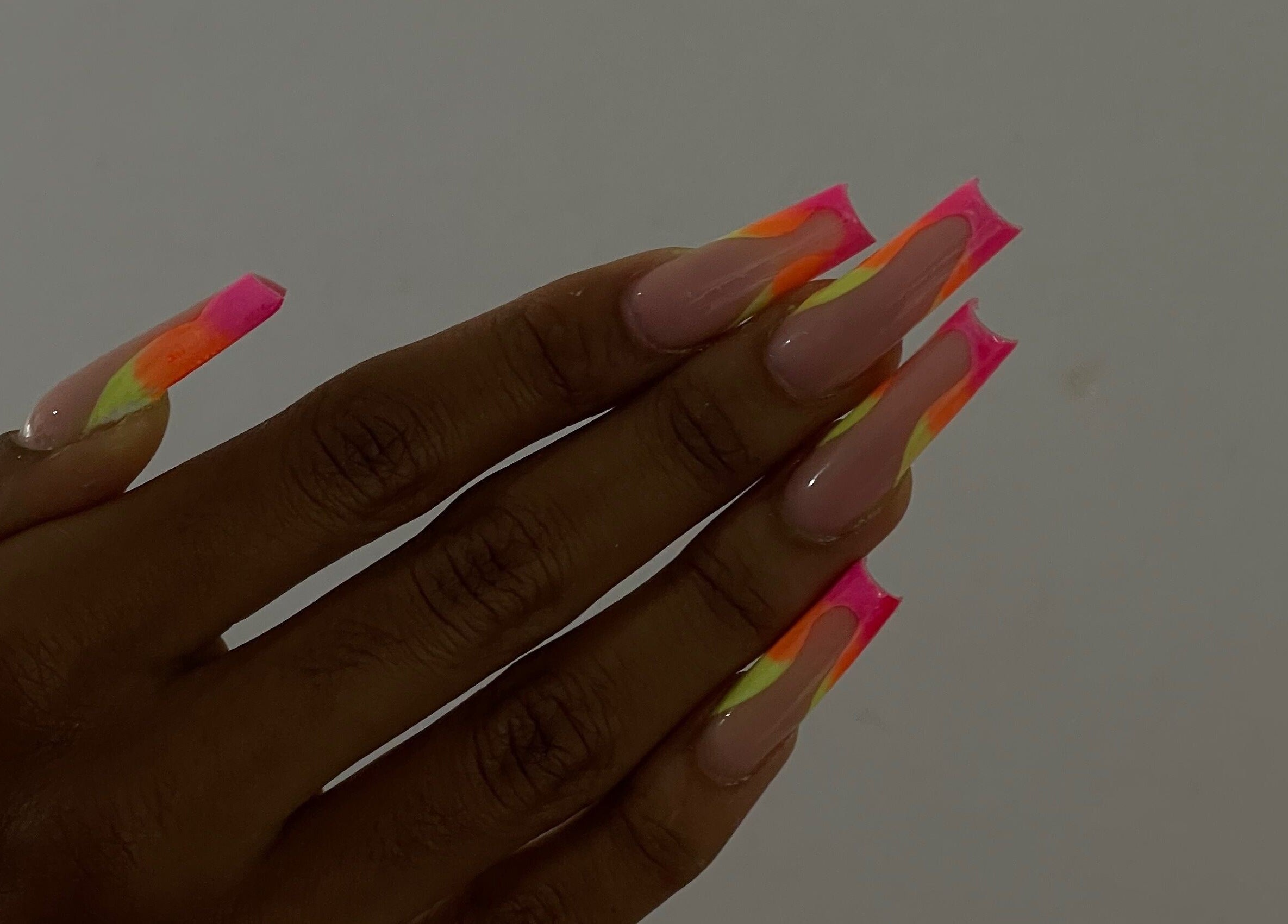 Ongles néon vibrants à MayNailsAddict, Petit-bourg, Basse-terre, GP. Design moderne et coloré.