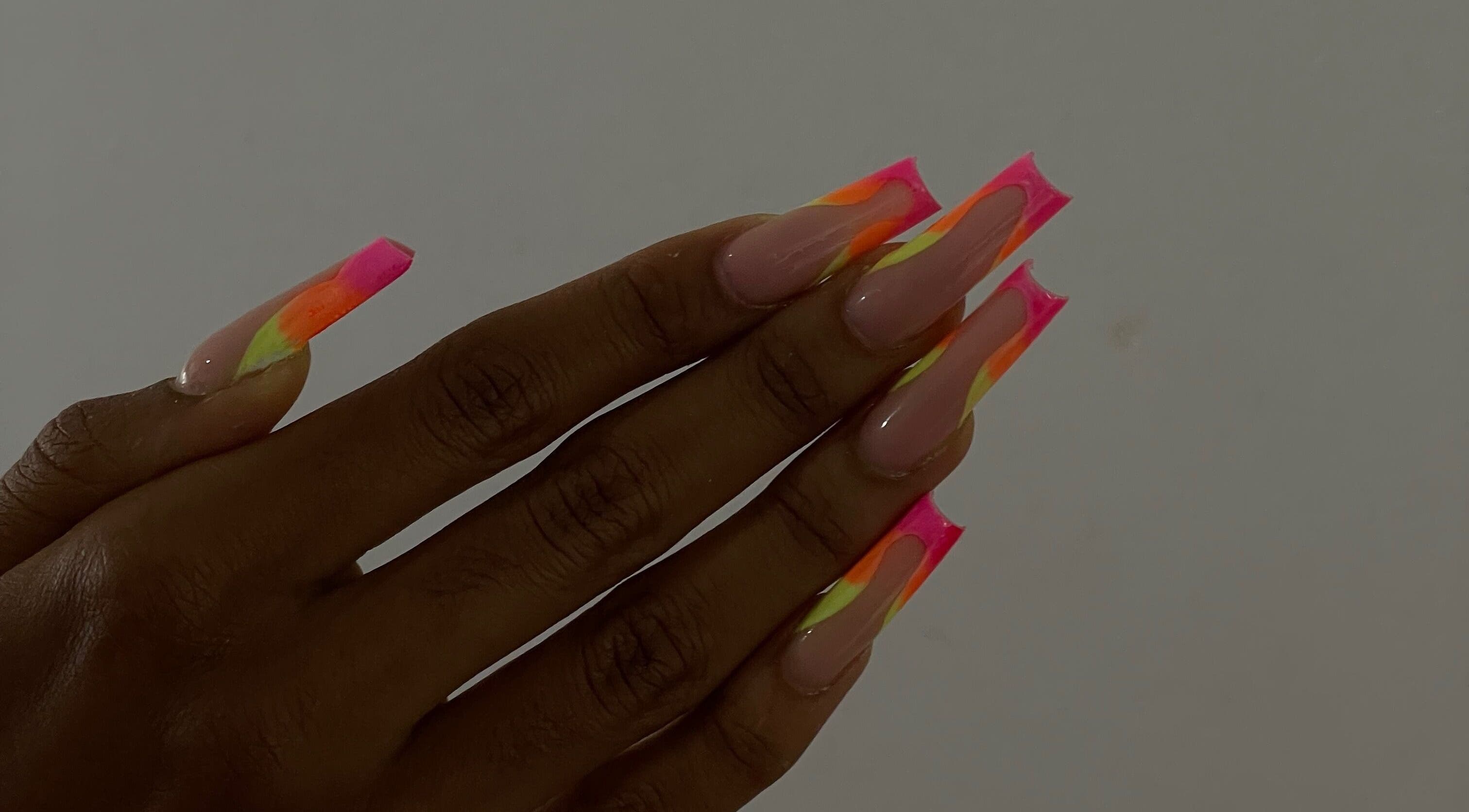 Ongles néon vibrants à MayNailsAddict, Petit-bourg, Basse-terre, GP. Design moderne et coloré.