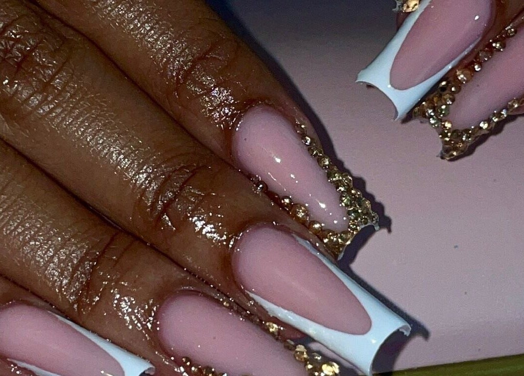 Nail art sophistiqué à MayNailsAddict, Petit-bourg, Basse-terre, GP. Ongles longs roses et ornés de doré.