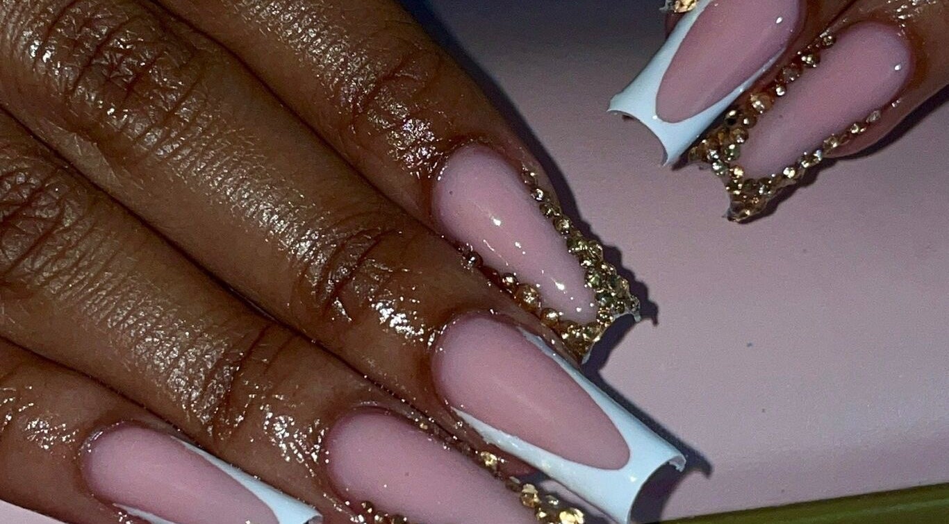 Nail art sophistiqué à MayNailsAddict, Petit-bourg, Basse-terre, GP. Ongles longs roses et ornés de doré.