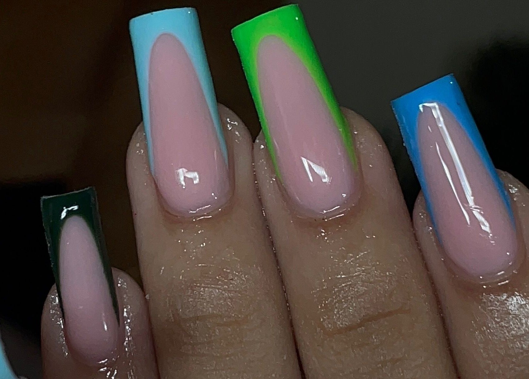 Design d'ongles coloré réalisé par MayNailsAddict à Petit-bourg, Basse-terre, GP. Un style moderne et audacieux.