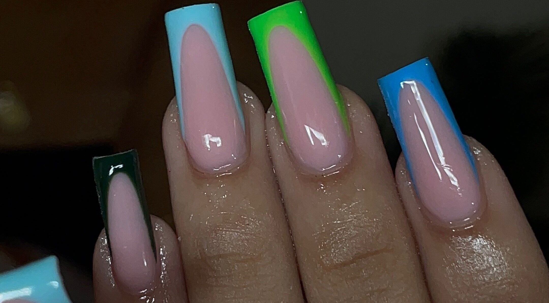 Design d'ongles coloré réalisé par MayNailsAddict à Petit-bourg, Basse-terre, GP. Un style moderne et audacieux.