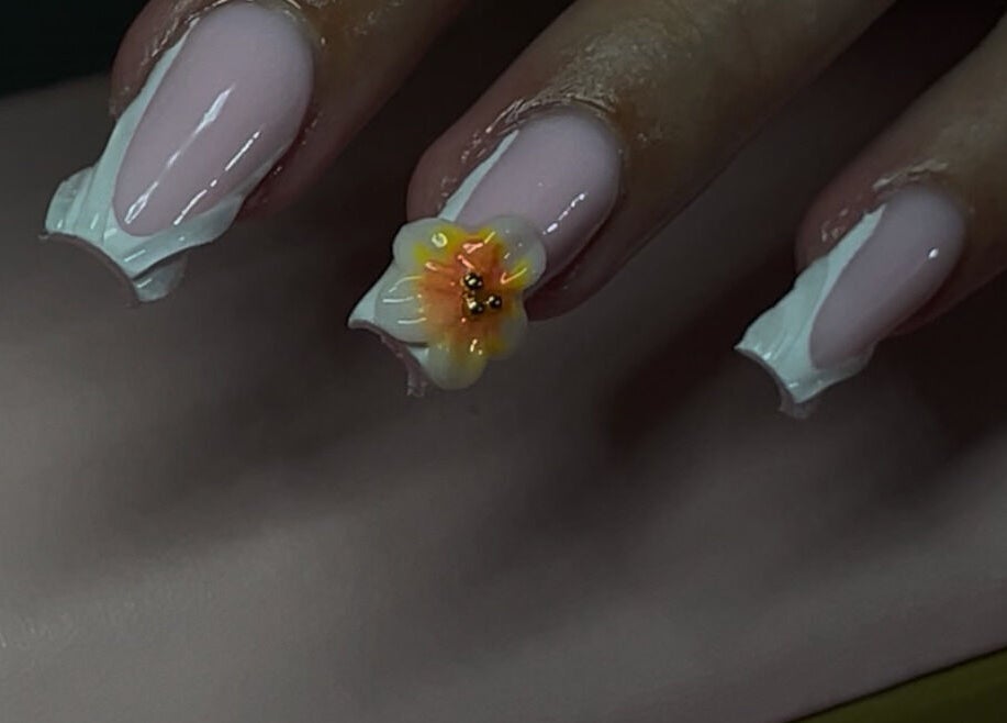 Nail art floral chez MayNailsAddict, Petit-bourg, Basse-terre, GP. Ongles rose avec fleurs décoratives.