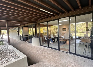 Entrada moderna de Spa Sereno - Salón Sereno en Retiro, Antioquia, CO con diseño acogedor y vista al interior.