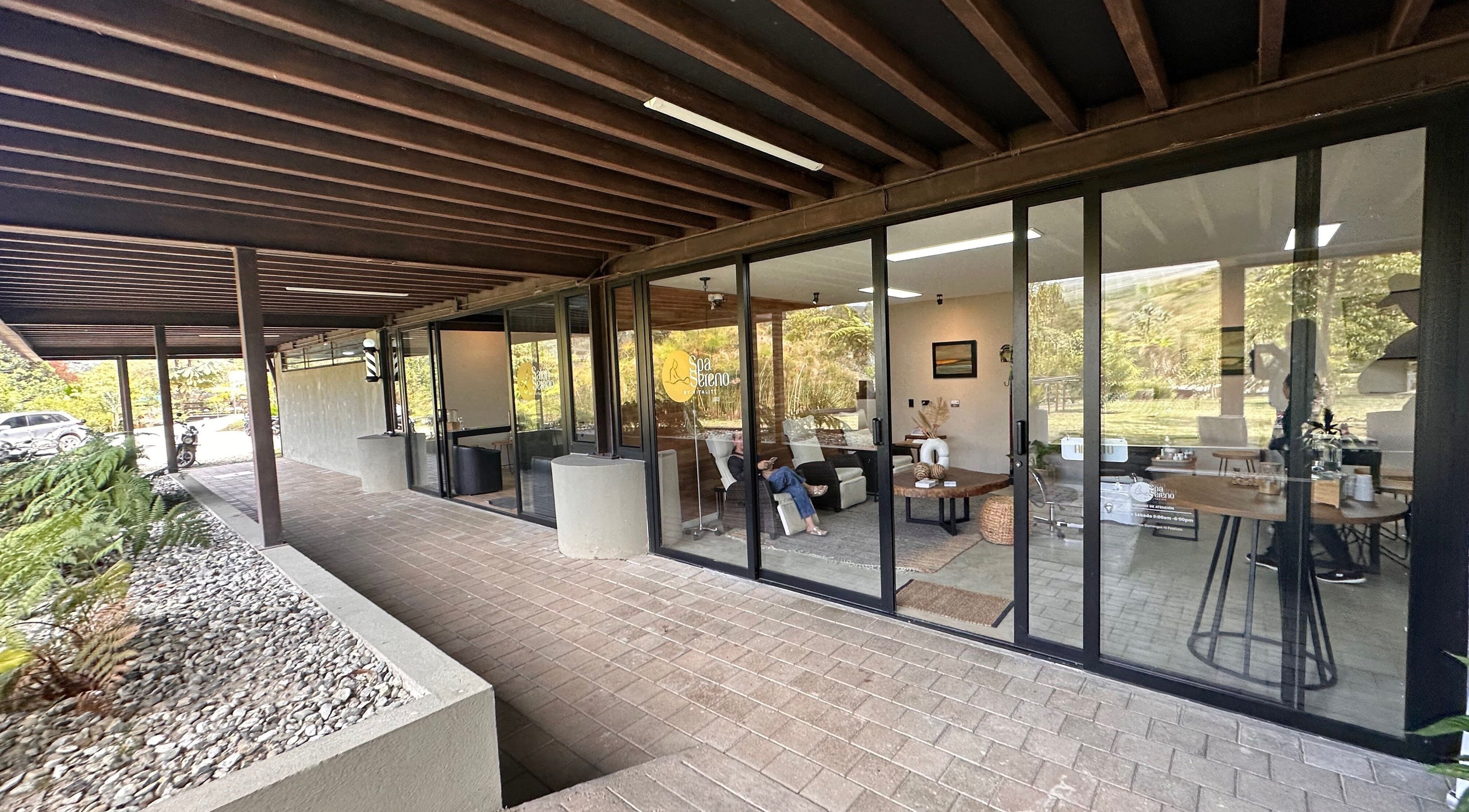 Entrada moderna de Spa Sereno - Salón Sereno en Retiro, Antioquia, CO con diseño acogedor y vista al interior.