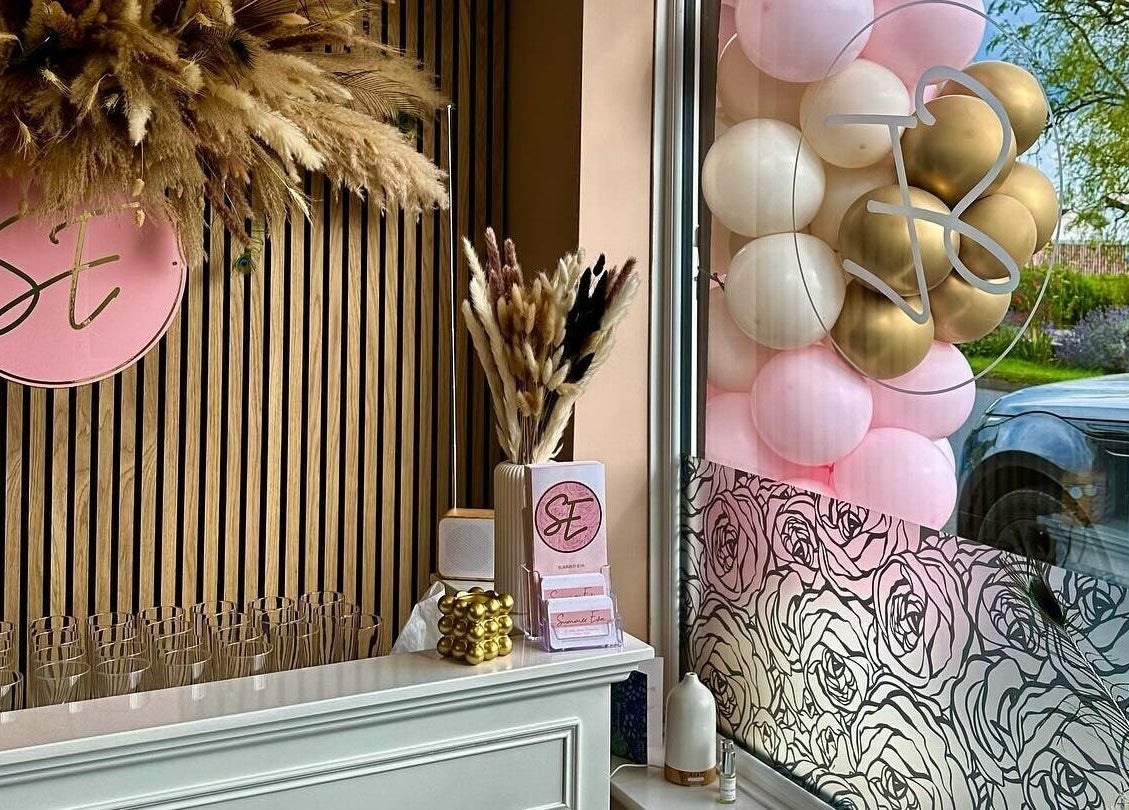 Elegant reception area at Summer Eva Cranswick, Hutton Cranswick, England, GB adorned with pampas and balloons.