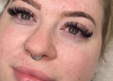 Close-up of lash extensions at Glow by Mads @ Rosa Aesthetics, Hemel Hempstead, England, GB.