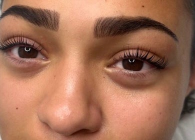 Closeup of expertly styled brows and lashes at Glow by Mads @ Rosa Aesthetics, Hemel Hempstead, England, GB.
