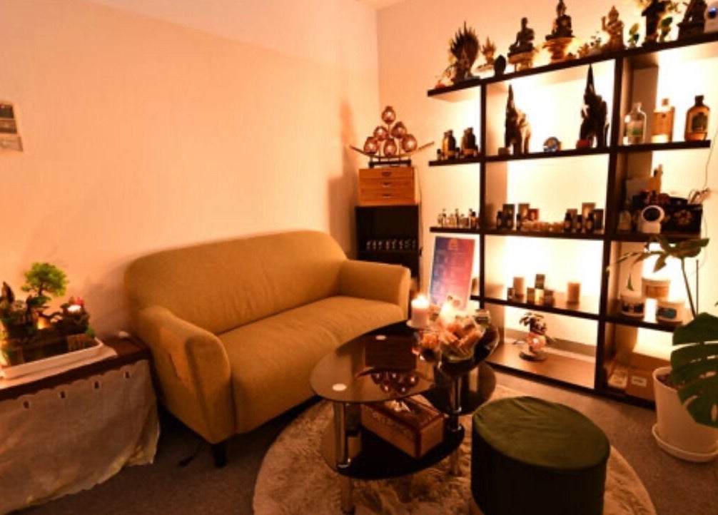 Relax in the cozy lounge at BaanMai Thai Massage and Spa, Tokyo, Minato-Ku, JP, with warm lighting and decor.