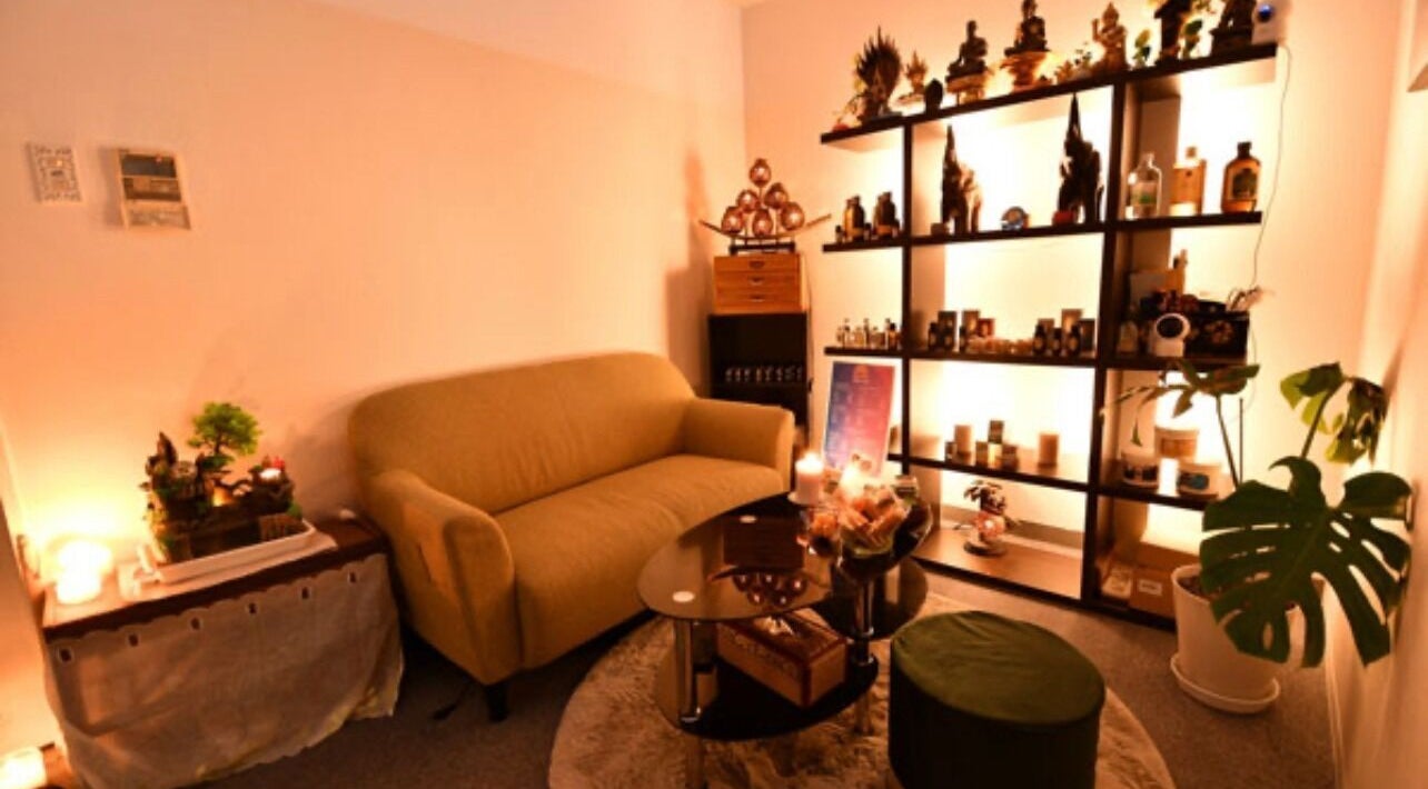 Relax in the cozy lounge at BaanMai Thai Massage and Spa, Tokyo, Minato-Ku, JP, with warm lighting and decor.