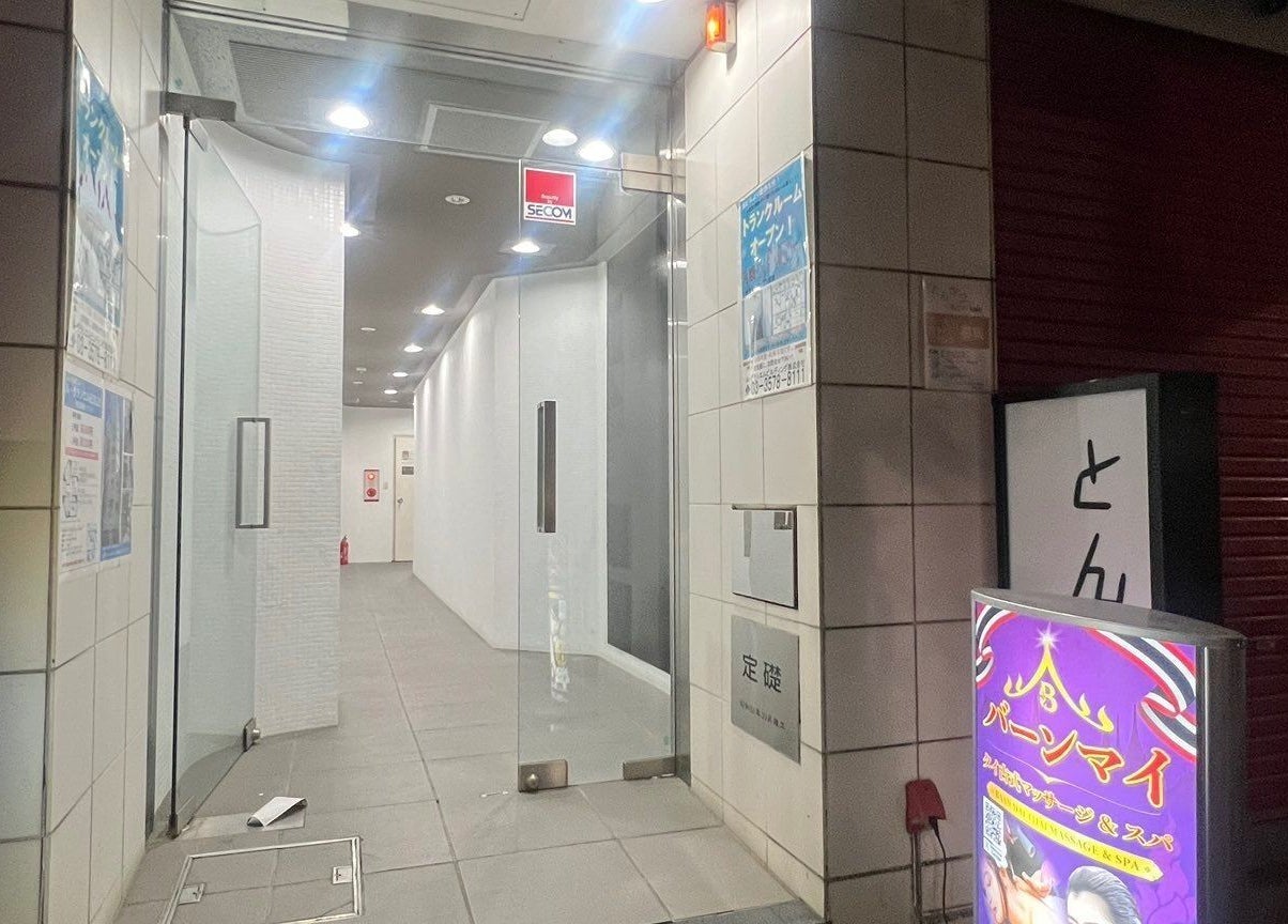 Entrance to BaanMai Thai Massage and Spa in Tokyo, Minato-Ku, JP showcasing a modern and inviting glass door.