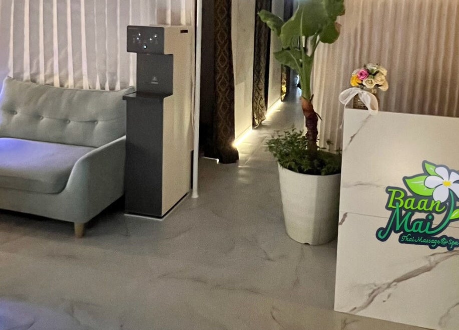 Relaxing lounge area at 〒105-0003 Tokyo, Minato City, Nishishinbashi, 1 Chome−18−11, Minato City, Tokyo, JP.