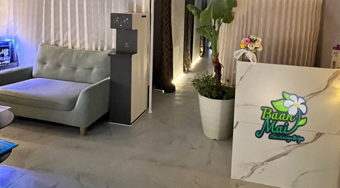 Relaxing lounge area at 〒105-0003 Tokyo, Minato City, Nishishinbashi, 1 Chome−18−11, Minato City, Tokyo, JP.