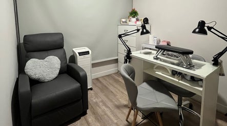 Área de manicura en Mimosa Nails, Santiago, Región Metropolitana, CL, con silla de masaje y lámpara.