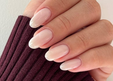 Manicura elegante en Mimosa Nails, Santiago, Región Metropolitana, CL destacando uñas de tono nude.