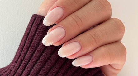 Manicura elegante en Mimosa Nails, Santiago, Región Metropolitana, CL destacando uñas de tono nude.