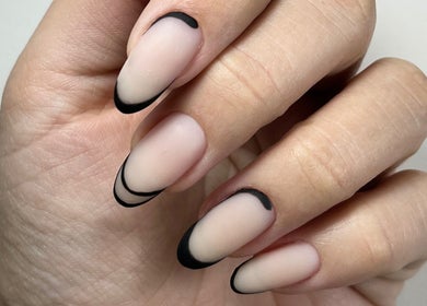 Diseño de uñas francesas negras en Mimosa Nails, Santiago, Región Metropolitana, CL.