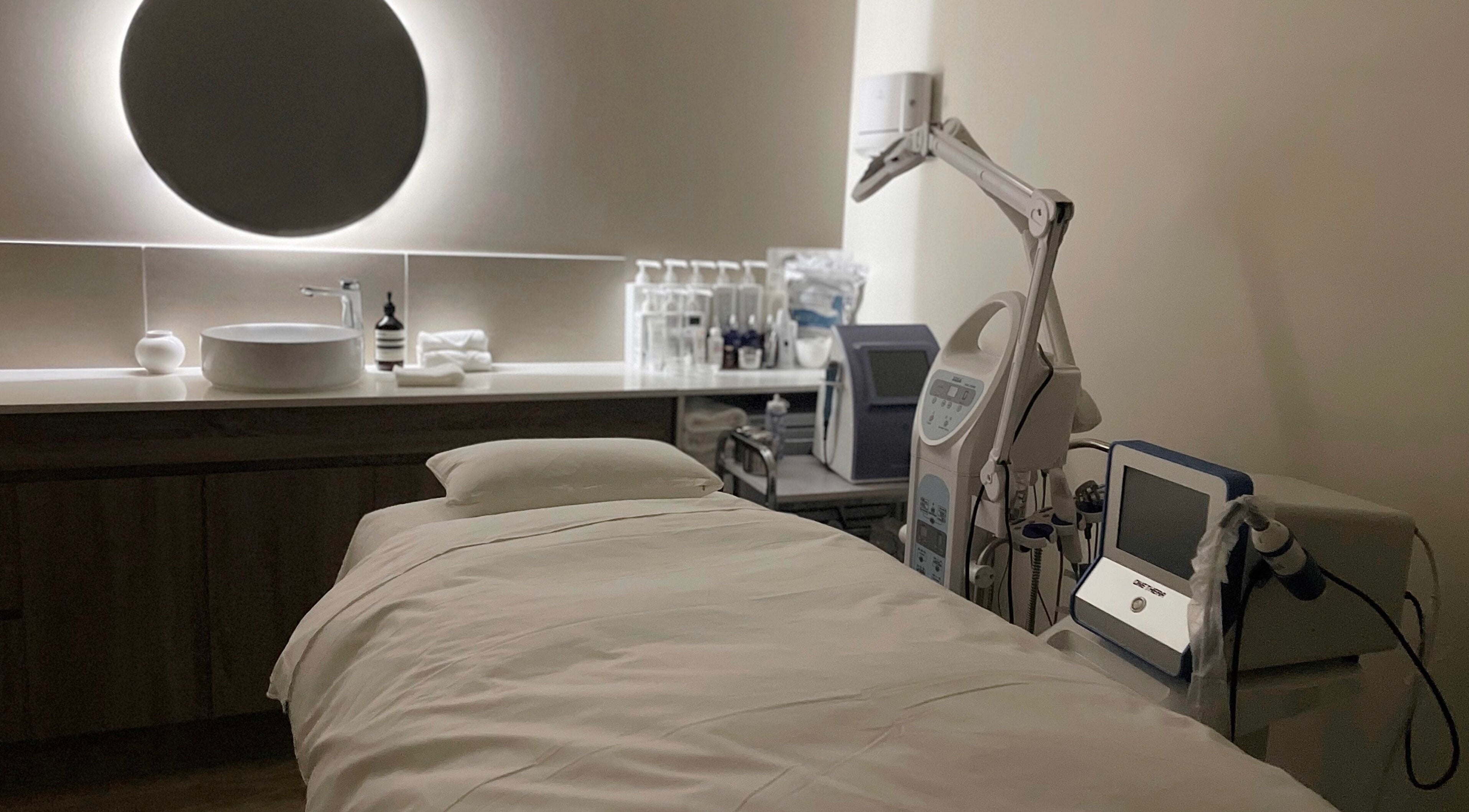 Tranquil treatment room at LA MED Skin, Melbourne, Victoria, AU featuring modern equipment and calming décor.