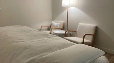 Relaxing therapy room with cozy chairs at LA MED Skin, Melbourne, Victoria, AU for ultimate wellness.