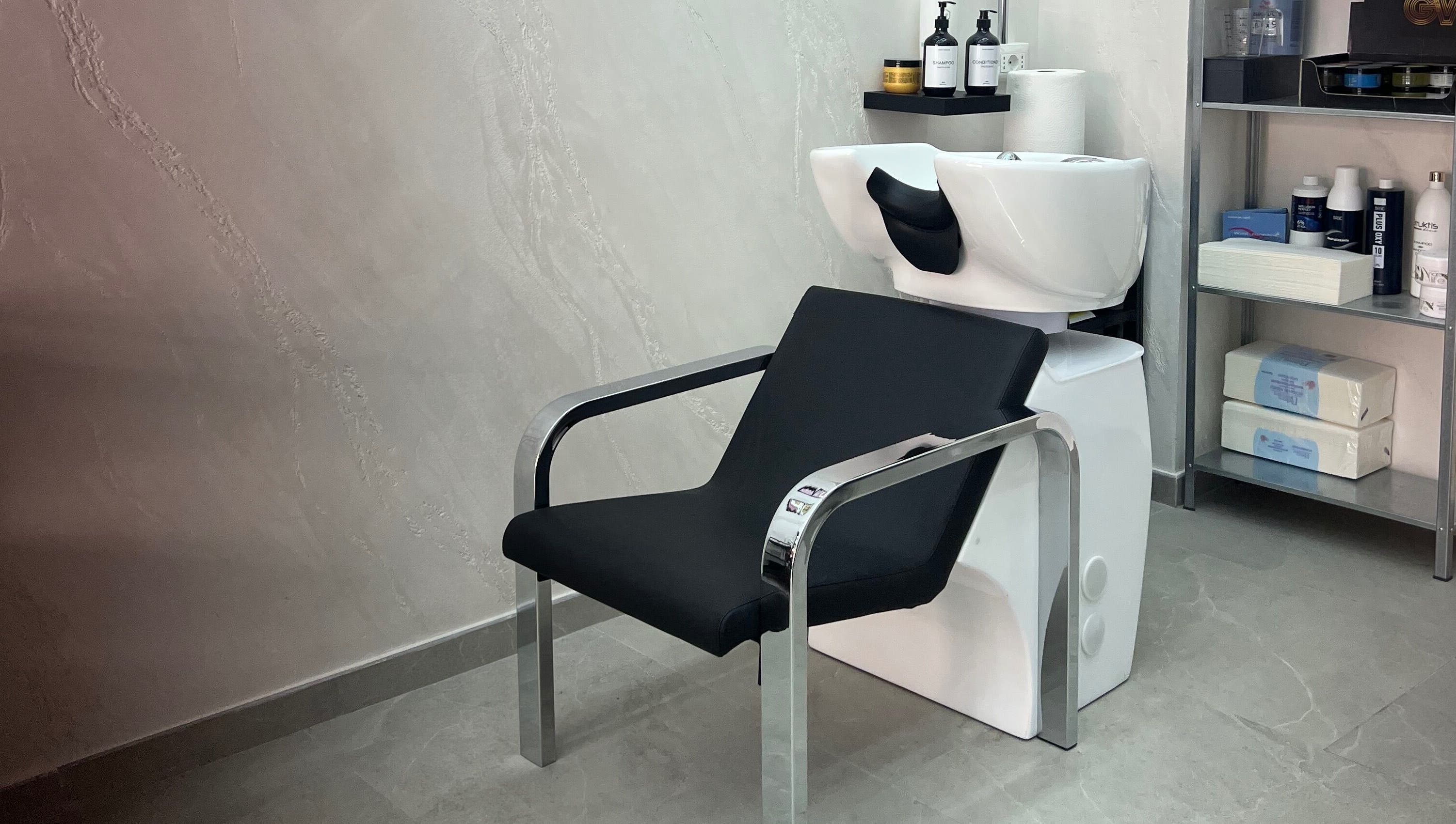 Poltrona per lavaggio capelli in OPEN SPACE CREATIVE STUDIO, Napoli, Campania, IT.