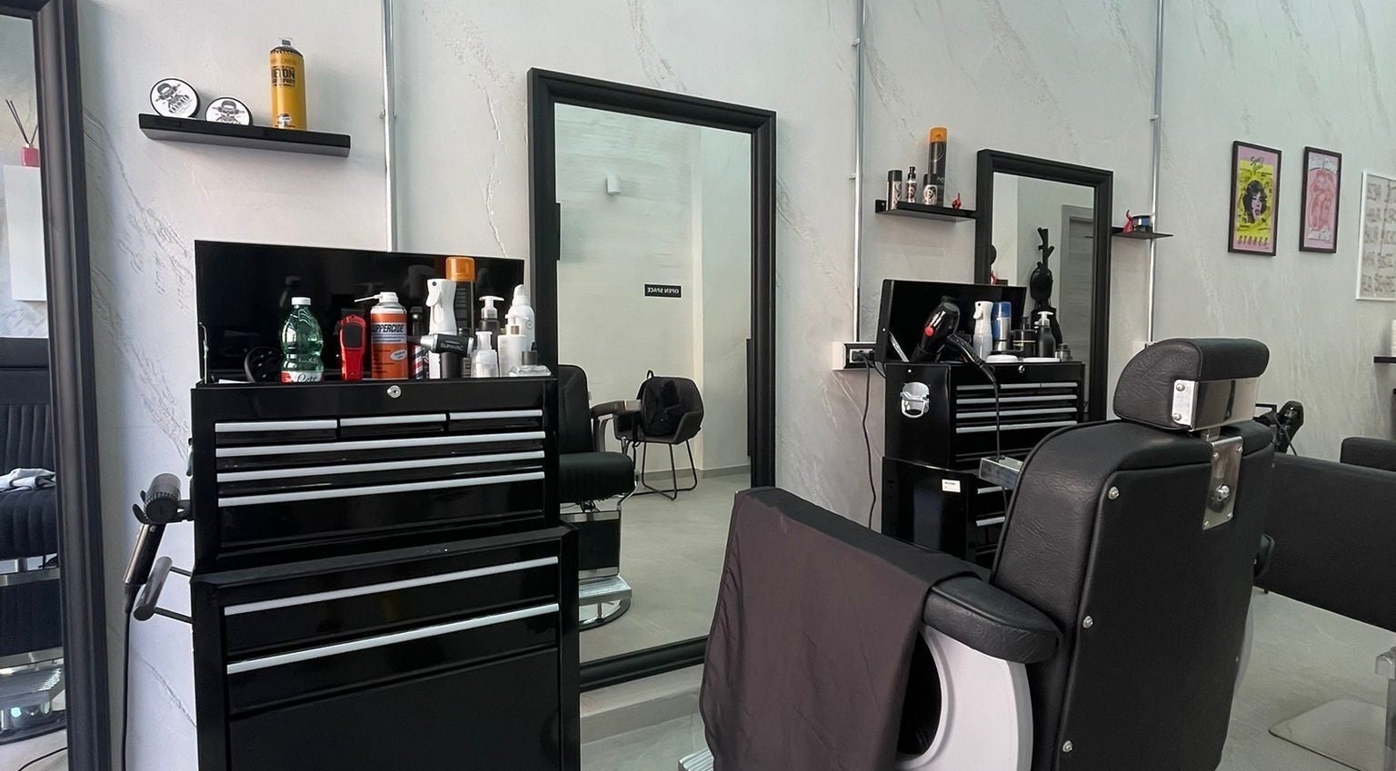 Elegante postazione parrucchiere in OPEN SPACE CREATIVE STUDIO, Napoli, Campania, IT.