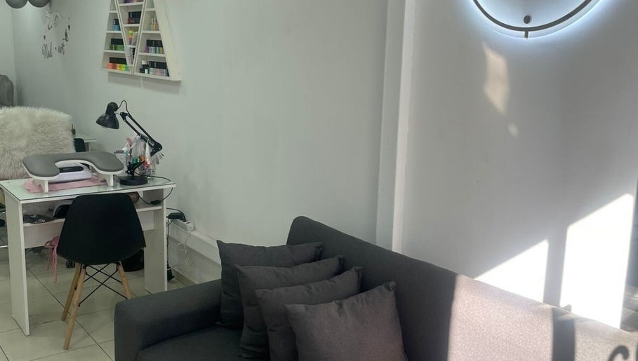 Sala moderna y acogedora en Estilo Unisex, Recoleta, Región Metropolitana, CL con decoración minimalista.