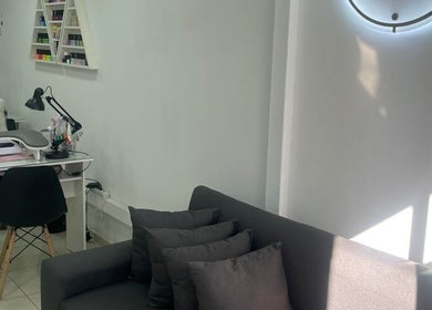 Sala moderna y acogedora en Estilo Unisex, Recoleta, Región Metropolitana, CL con decoración minimalista.