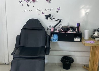 Sala de tratamientos en Estilo Unisex, Recoleta, Región Metropolitana, CL, con sillón de belleza y decoración elegante.