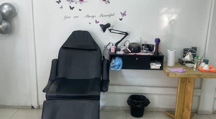 Sala de tratamientos en Estilo Unisex, Recoleta, Región Metropolitana, CL, con sillón de belleza y decoración elegante.