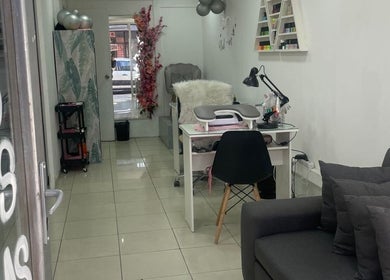 Interior acogedor de Estilo Unisex en Recoleta, Región Metropolitana, CL con decoración moderna y zona de manicura.