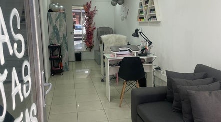 Interior acogedor de Estilo Unisex en Recoleta, Región Metropolitana, CL con decoración moderna y zona de manicura.