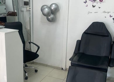 Estilo Unisex: acogedora silla de belleza en Recoleta, Región Metropolitana, CL, con detalles decorativos únicos.
