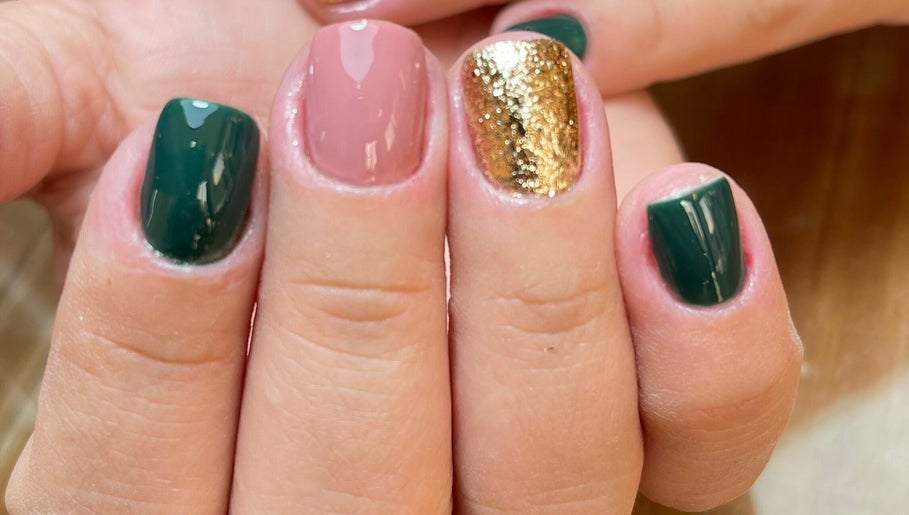 Thais Espinoza nails image 1