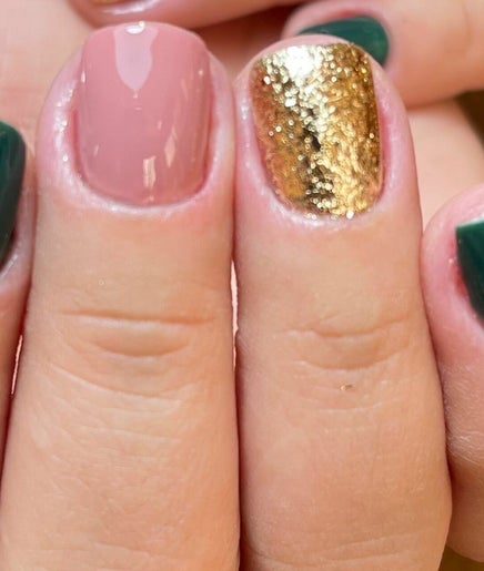 Thais Espinoza nails image 2